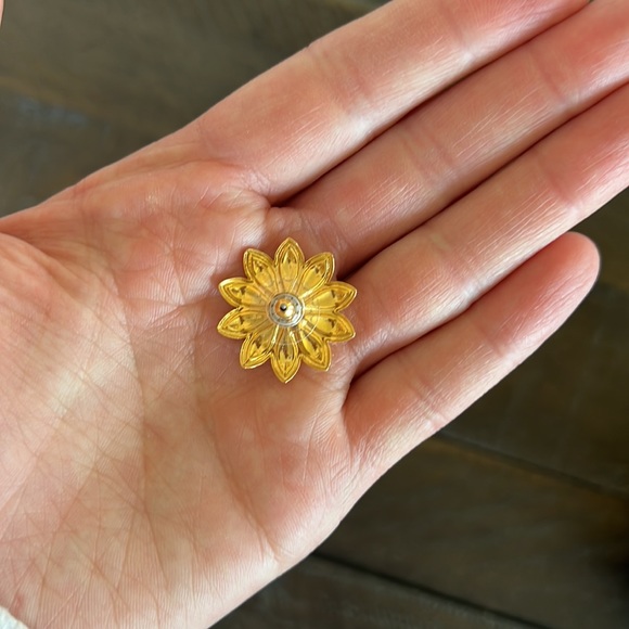 Flower Gold Earrings - Picture 3 of 3